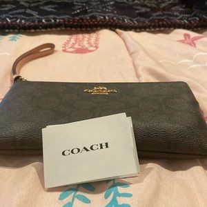 🌟🌟🌟BRAND NEW COACH SIGNITURE LARGE WRISTLET PURSE🌟🌟🌟